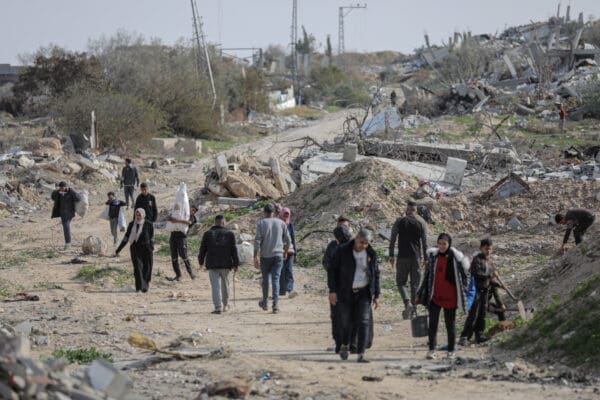 النازحون الذين لجأوا إلى مخيم البريج للاجئين يعودون إلى منازلهم 2 1 Scaled